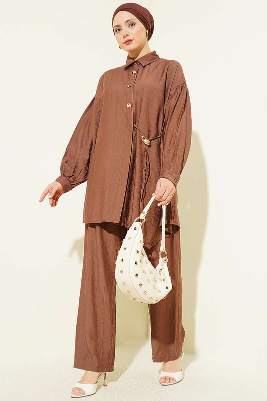 Ensemble deux pièces à cordons latéraux avec boutons dorés, couleur tabac