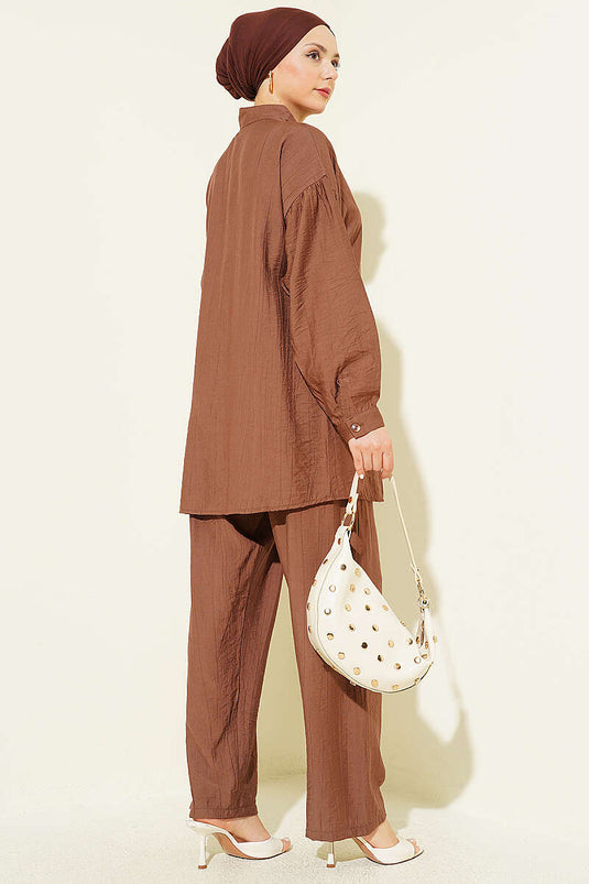 Ensemble deux pièces à cordons latéraux avec boutons dorés, couleur tabac