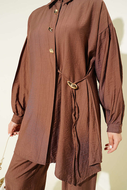 Ensemble deux pièces à cordons latéraux avec boutons dorés, couleur tabac