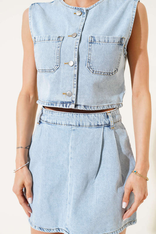 Ensemble deux pièces avec gilet à boutons dorés, bleu clair