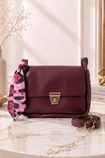 Sac À Main Bordeaux Avec Détail De Verrou En Or Et Foulard