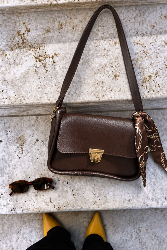 Sac À Bandoulière Marron Avec Détail Foulard Et Fermeture Dorée