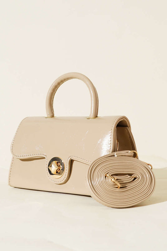 حقيبة جلدية لامعة بقفل ذهبي، بيج