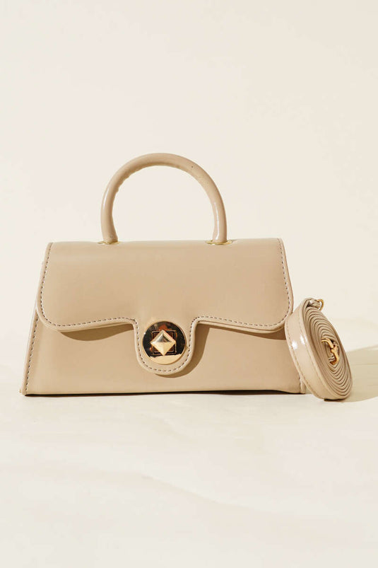 Sac en cuir verni beige avec fermoir doré