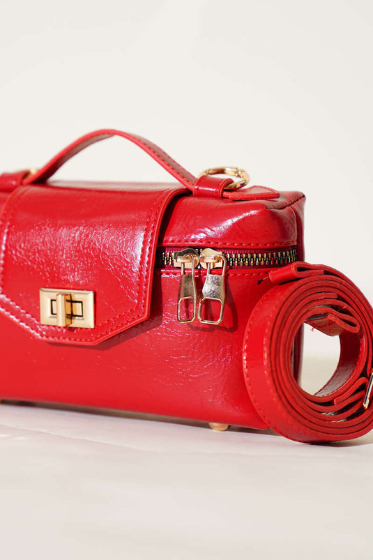 Mini sac rouge en cuir verni avec fermoir doré