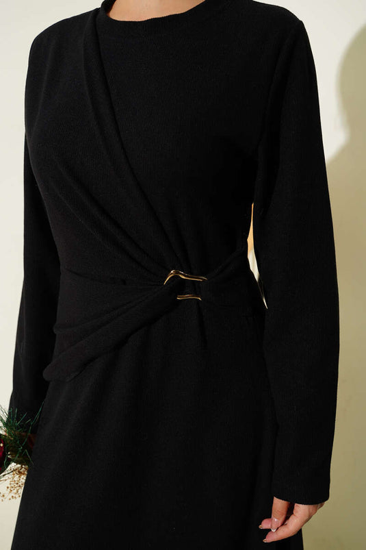 Robe en velours côtelé noir avec boucle dorée