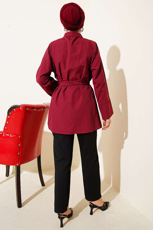 Chemise bordeaux à boutons cachés avec boucle dorée