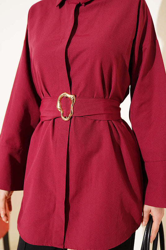 Chemise bordeaux à boutons cachés avec boucle dorée