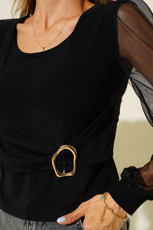 Chemisier noir à boucle dorée et manches en tulle