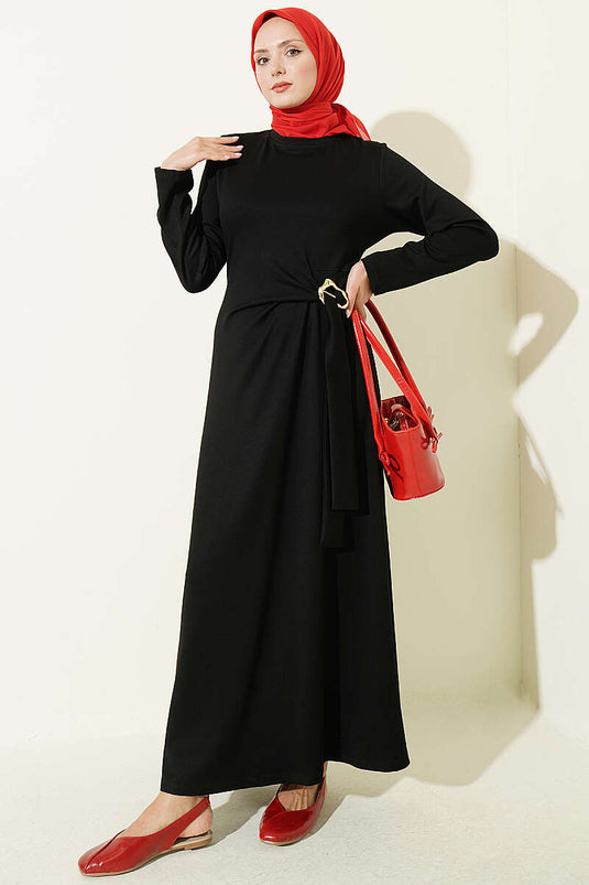 Robe Noire À Boucle Dorée Et Liens Latéraux