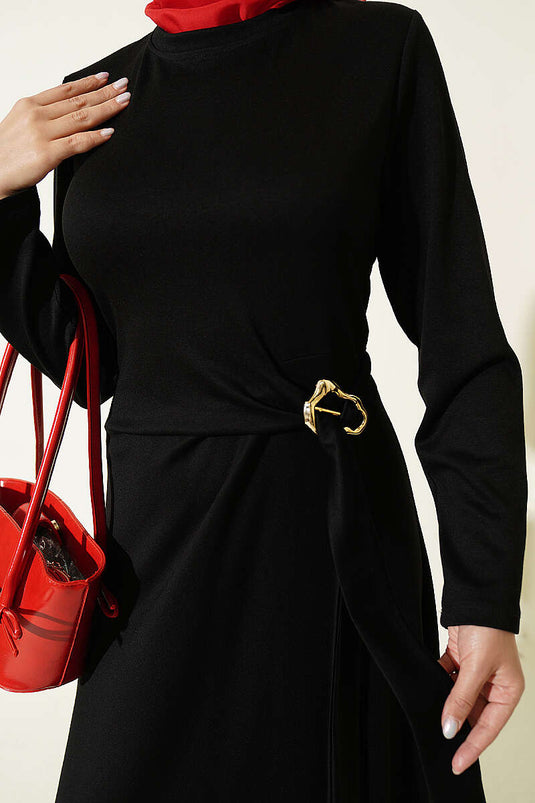 Robe Noire À Boucle Dorée Et Liens Latéraux