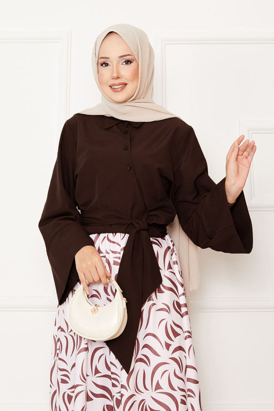 Chemise ceinturée et tailleur à manches larges et jupe marron