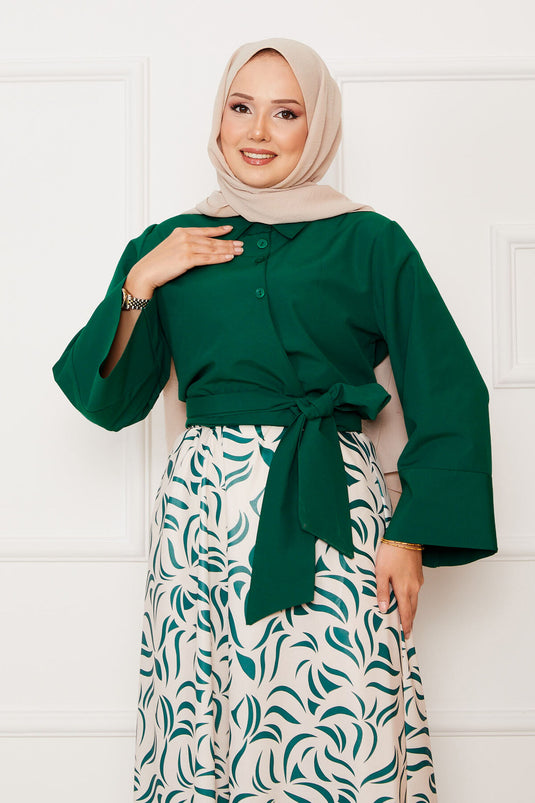 Chemise ceinturée et tailleur jupe à manches larges couleur émeraude