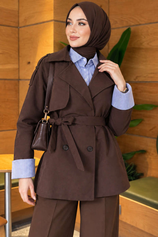 Brauner Trenchcoat Mit Gestreifter Hemd Und Gürtel