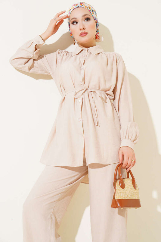 Zweiteiliges Set mit Hemdkragen und Taillenseil und Gürtel in Beige