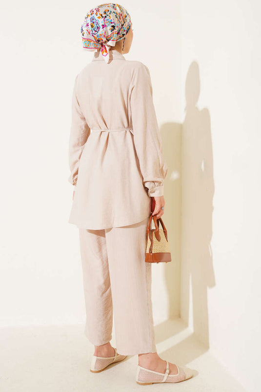 Zweiteiliges Set mit Hemdkragen und Taillenseil und Gürtel in Beige