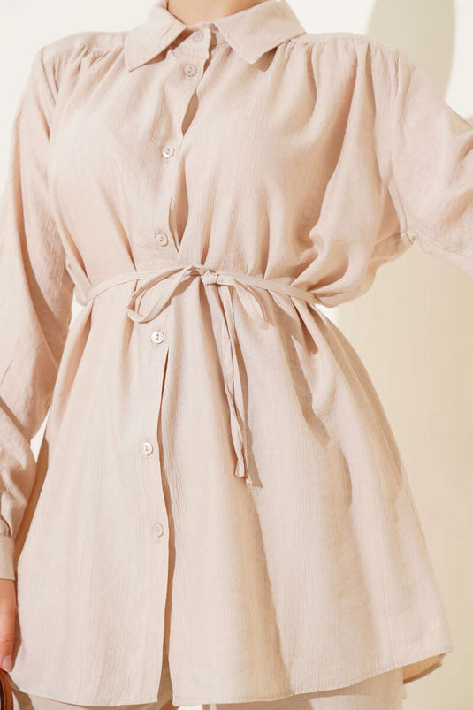 Zweiteiliges Set mit Hemdkragen und Taillenseil und Gürtel in Beige