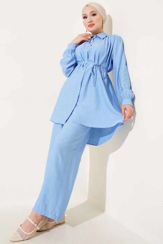 Costume deux pièces bleu avec col chemise et ceinture à la taille