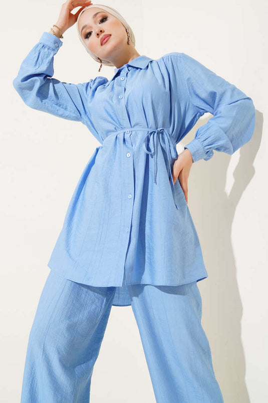 Costume deux pièces bleu avec col chemise et ceinture à la taille