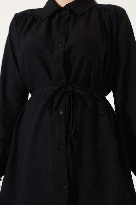 Costume deux pièces noir avec col chemise et ceinture à la taille