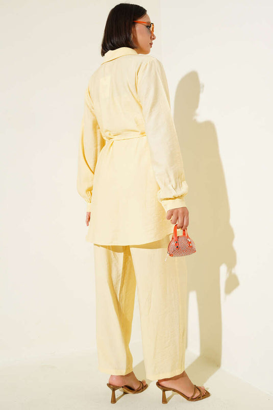 Costume deux pièces jaune beurre avec col chemise et ceinture à la taille