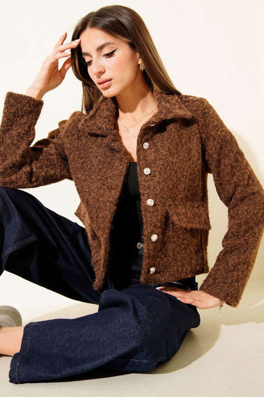 Veste courte en cachemire marron, col chemise et poches