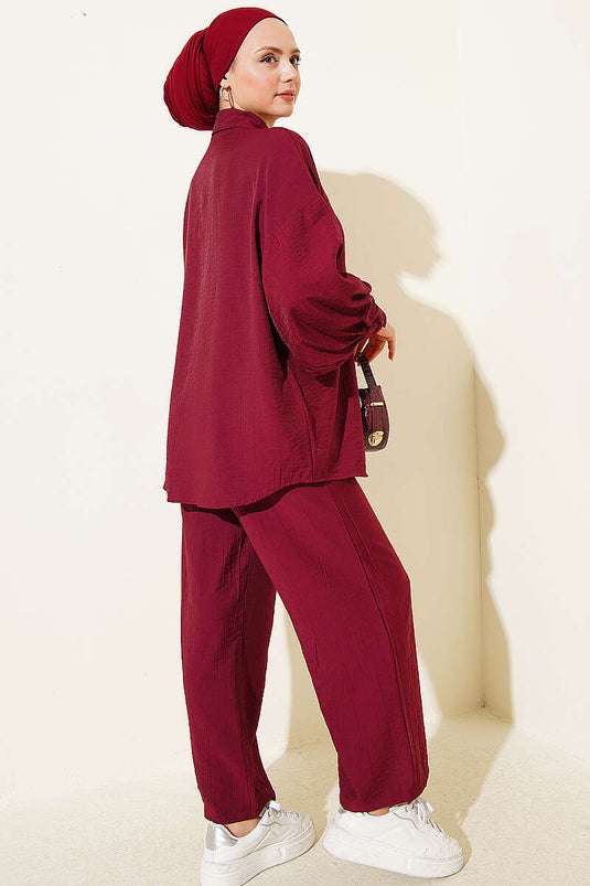 Ensemble deux pièces bordeaux avec col chemise et détails de couture