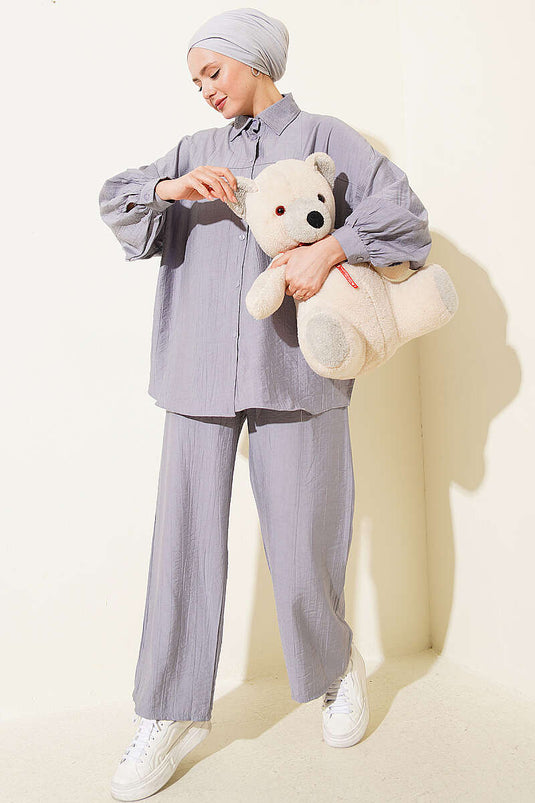 Ensemble deux pièces gris avec col chemise et détails de couture