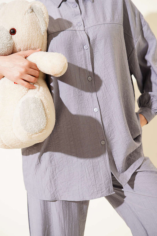 Ensemble deux pièces gris avec col chemise et détails de couture