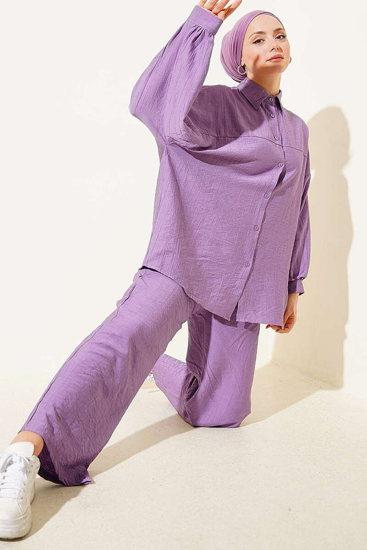 Ensemble deux pièces lilas avec col chemise et détails de couture
