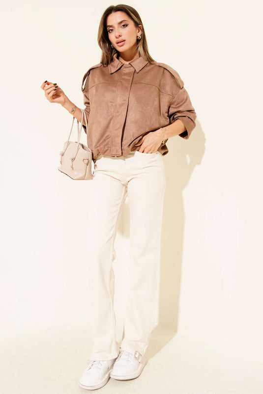 جاكيت من جلد الغزال بسحاب وياقة قميص، لون لاتيه