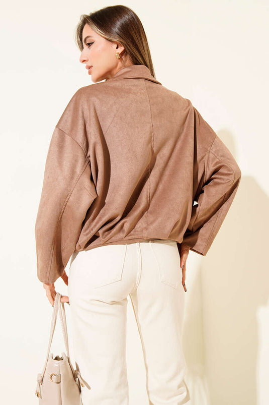 جاكيت من جلد الغزال بسحاب وياقة قميص، لون لاتيه