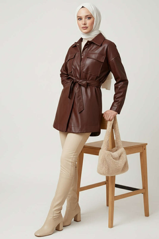 Veste en cuir marron avec col chemise et ceinture en corde