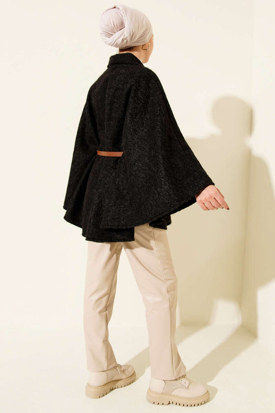 Poncho noir à col de chemise et ceinture