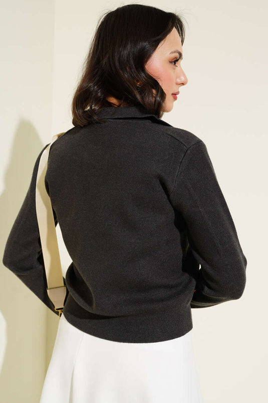 سترة قصيرة محبوكة بياقة قميص بلون دخاني