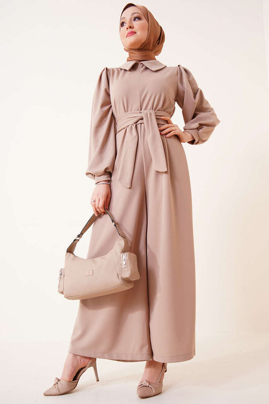 Jumpsuit mit Hemdkragen und Gürtel in Beige