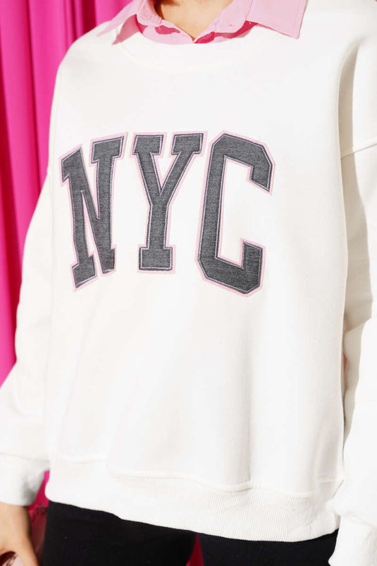 سويت شيرت مبطن بطبعة نيويورك بياقة قميص بلون عاجي