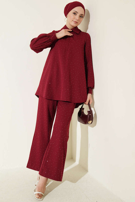 Ensemble deux pièces bordeaux avec col chemise et ornements en pierres