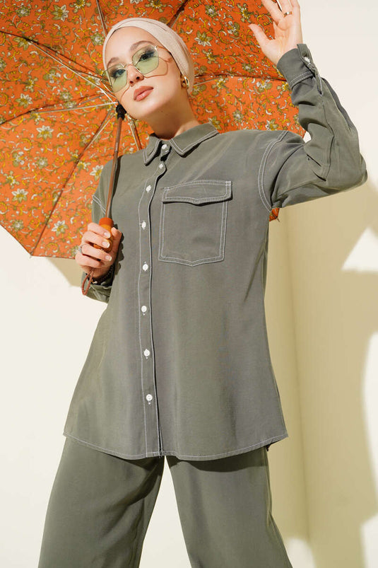 Costume deux pièces kaki à col chemise et poche unique