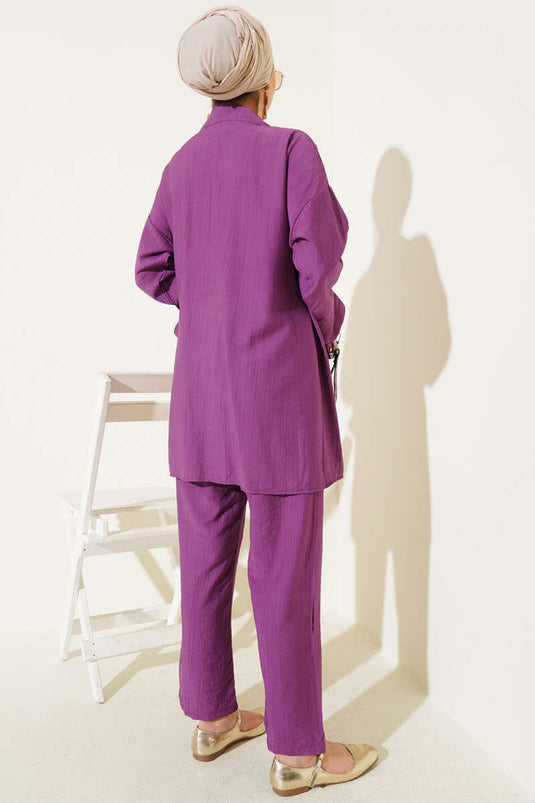 Costume deux pièces à col chemise et cravate latérale magenta