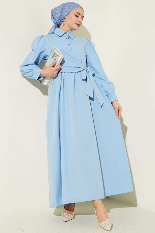 Robe bleue à col chemise avec lien latéral