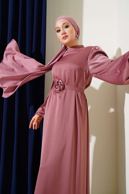Satinkleid mit Ballonärmeln und Rosenaccessoire, Farbe: Altrosa