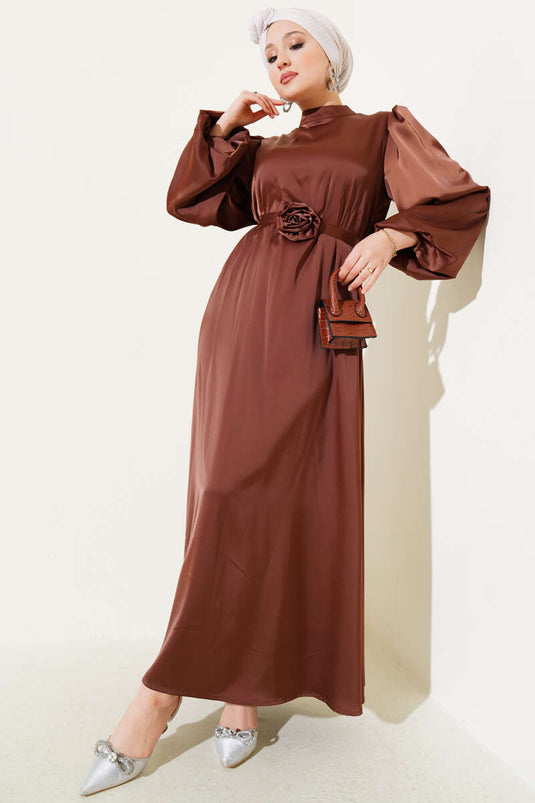 Satinkleid mit Ballonärmeln und Rosenaccessoires, Braun