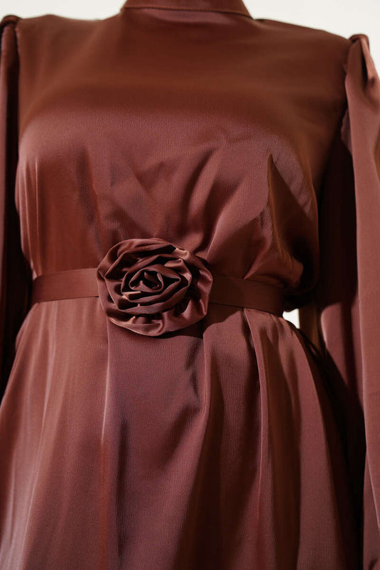 Satinkleid mit Ballonärmeln und Rosenaccessoires, Braun
