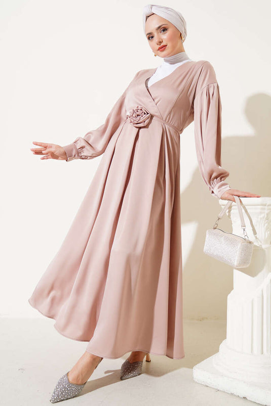 Robe en satin beige avec accessoires roses