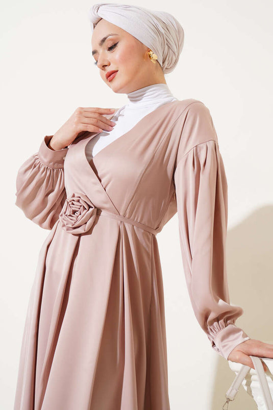 Robe en satin beige avec accessoires roses