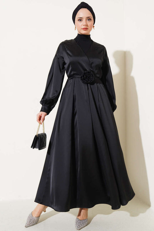 Satinkleid Schwarz mit Rosenaccessoires