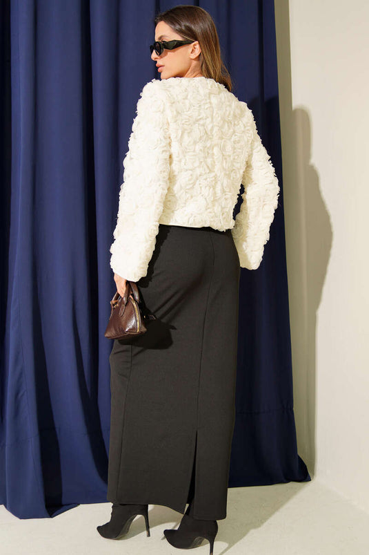 طقم مكون من قطعتين: بلوزة وتنورة باللون الوردي، لون بيج فاتح