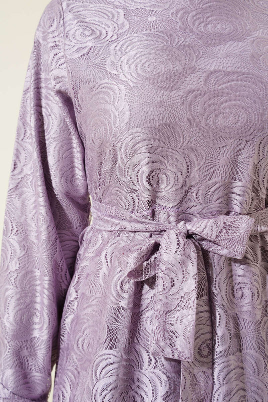 Robe ceinturée en dentelle rose lilas