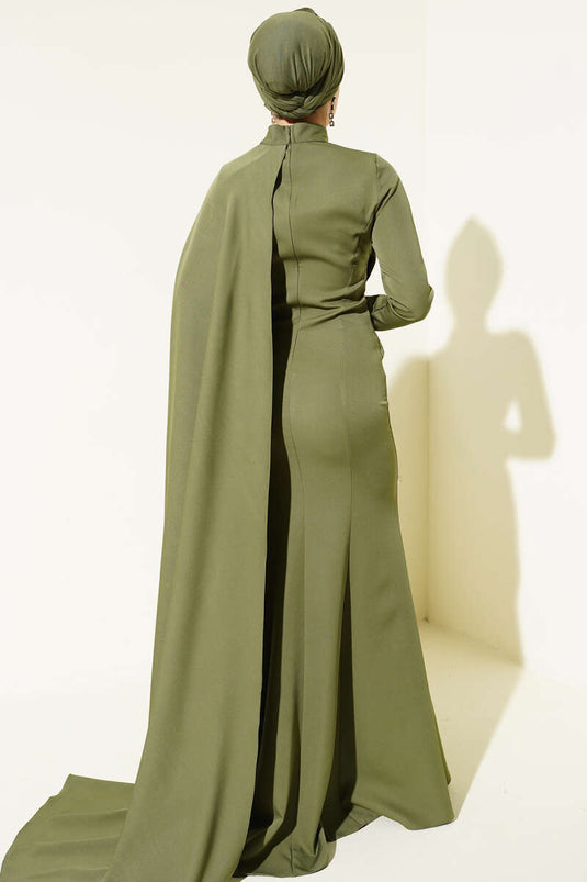 Abito da sera con mantella e dettagli rosa, color cachi